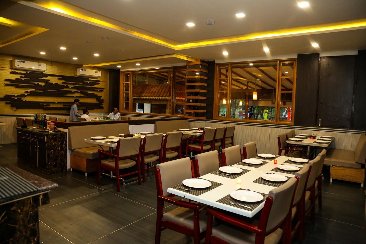 Hotel Saheb Panvel Zewnętrze zdjęcie